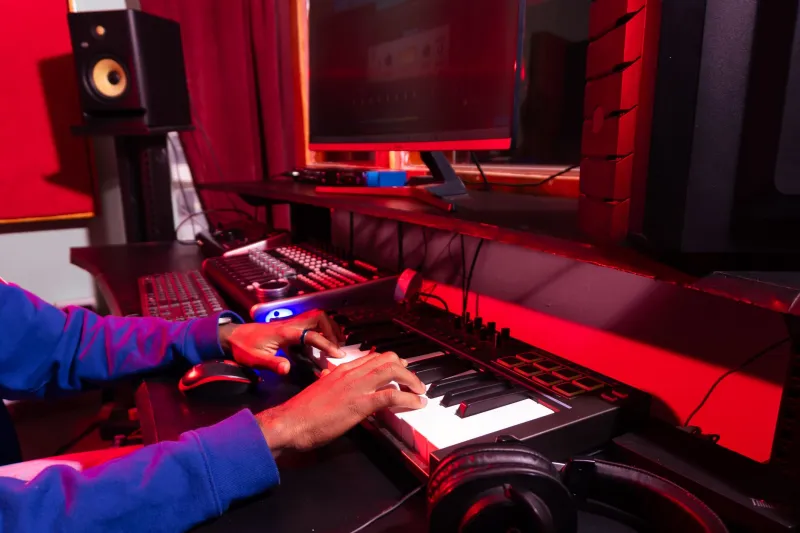 Plug In and Pray: Getting Your MIDI Controller to Actually Work With Your Linux DAW